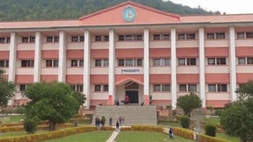 कश्मीर विश्वविद्यालय ने महिला शिक्षक पर अपमान और धमकी के लिए सहायक प्रोफेसर को निलंबित किया - Complete Information, Tips & Details 2025